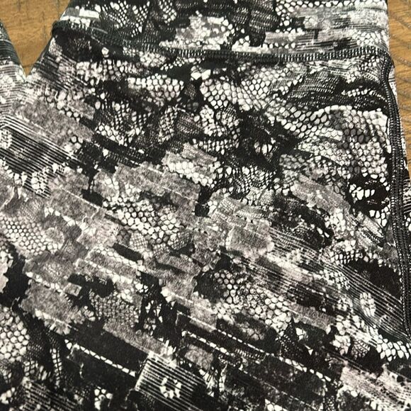 Lululemon cropped leggings size 6 - Picture 3 of 10